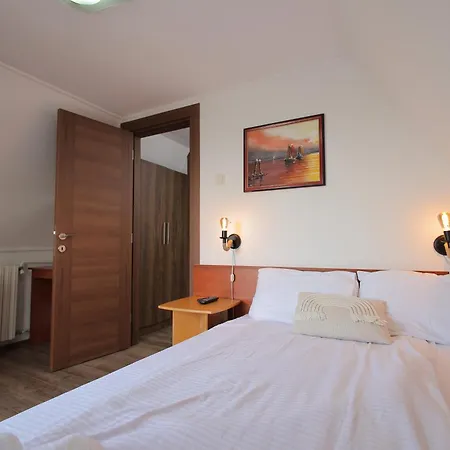 Sa Bazenom, Horizont Villa